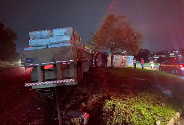 Um passageiro da carreta ficou ferido e foi socorrido pelos bombeiros. O trânsito foi orientado pelas polícias. Foto momentos após o acidente.