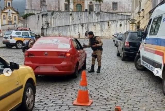Polícia Militar de Minas, em parceria com outras forças de segurança, realiza ações de prevenção e orientação para proteger os direitos e os cuidados das pessoas idosas na região do 52º Batalhão. Foto do momento da operação.