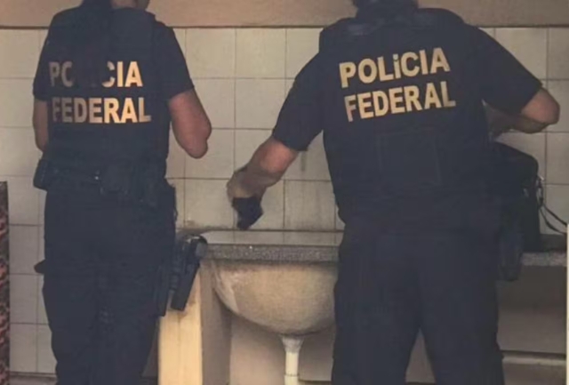 Entre os envolvidos estão um despachante, um ex-policial militar e traficantes. Foto do momento da operação.