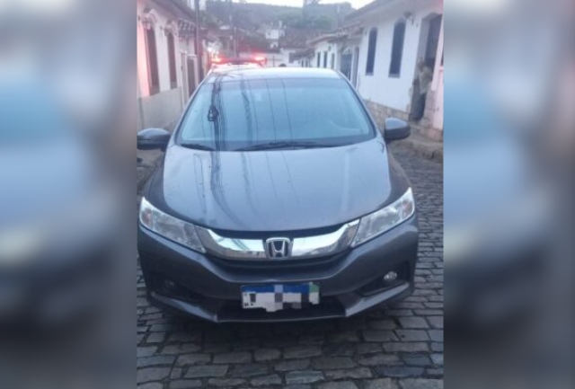 Veículo era produto de roubo em Belo Horizonte e foi abordado no bairro Pilar. Foto do veículo clonado.