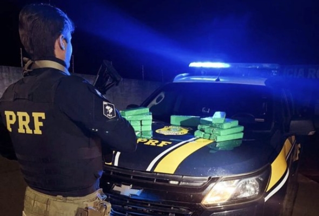 Mulher foi presa em Patos de Minas após demonstrar nervosismo e contradições durante fiscalização. Foto do material apreendido.