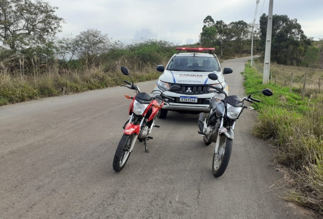 Condutores sem habilitação e com manobras perigosas são flagrados em operação preventiva. Foto das motos apreendidas.