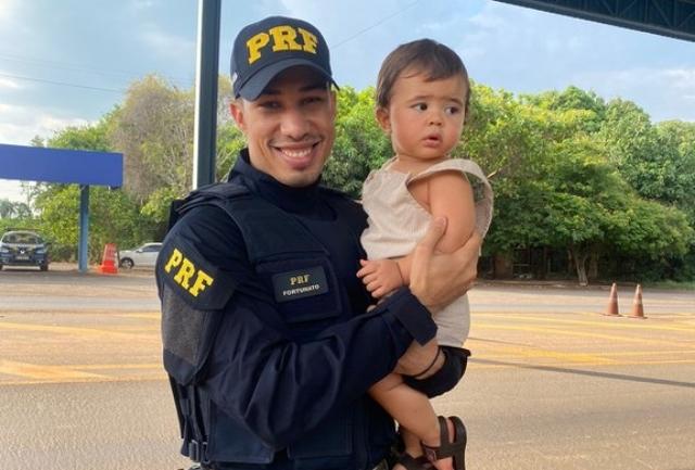 O policial estava de folga e bebê se engasgou com uma cereja. Foto da bebê salva.