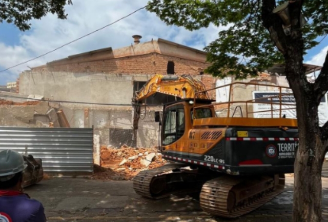 Após desabamento da marquise, parede frontal do prédio histórico teve que ser removida por questões de segurança; obra tem aval do Conpatri. foto do momento da demolição.