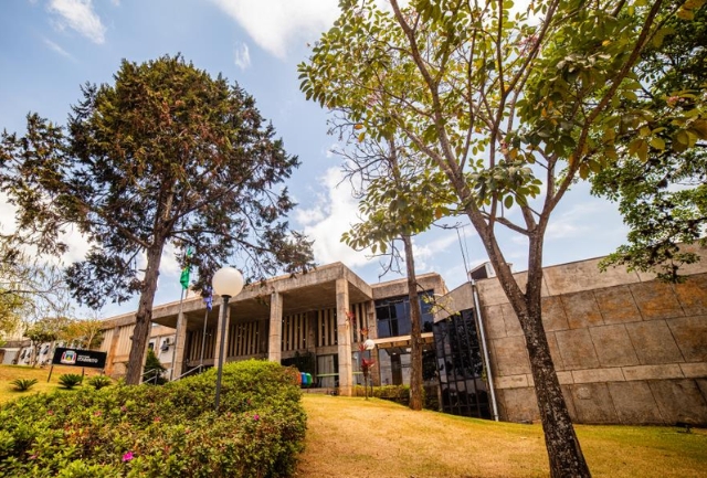 Salários chegam a R$ 14 mil; inscrições vão até 6 de novembro. Foto da fachada da Prefeitura de Itabirito Mg.