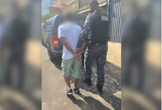 Homem de 42 anos tinha mandado de prisão em aberto. Foto do momento da prisão.