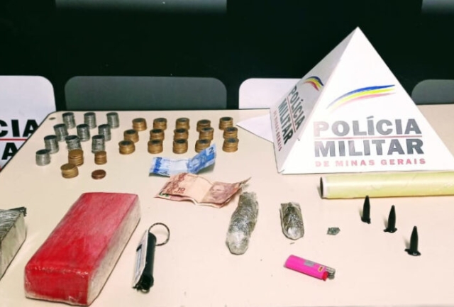 Polícia Militar apreende maconha, cocaína e dinheiro na casa do homem de 26 anos. Foto do material apreendido.