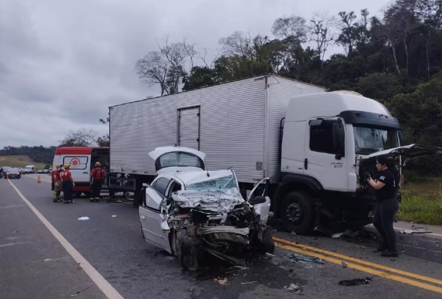 Duas pessoas que estavam em um carro de passeio morreram. Foto momentos o acidente.