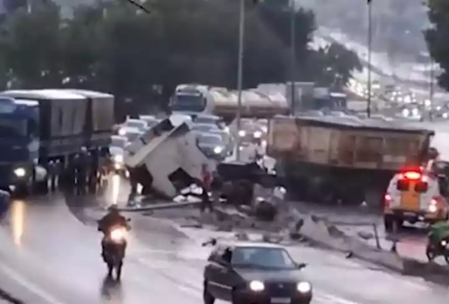 O acidente aconteceu na tarde deste domingo, na região da Pampulha. Foto momentos após o acidente.