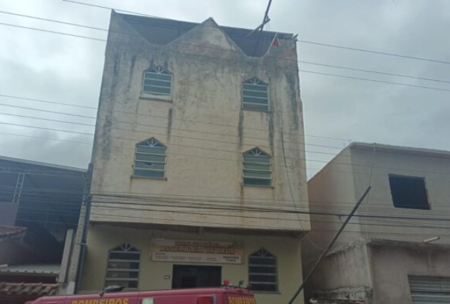 Idoso de 70 anos estava sozinho no local e encostou uma barra metálica na rede de alta tensão. Foto da igreja e a altura que o idos caiu.