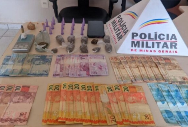 Ele é suspeito de roubar módulos de caminhões de uma empresa e de ter drogas e dinheiro em casa. Foto dos materiais apreendidos.