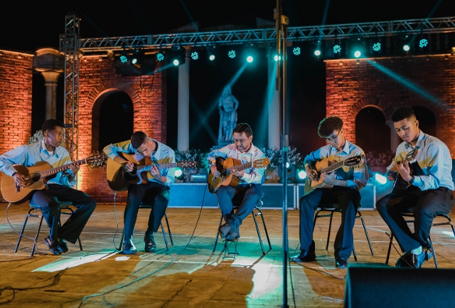 O grupo EntreCordas apresenta um concerto com clássicos mineiros no aniversário de 50 anos da instituição. Foto do grupo tocando.