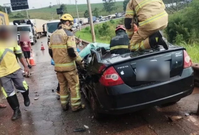 O acidente aconteceu no Km 642 da rodovia, sentido Belo Horizonte, e causou um congestionamento de 3 Km. Foto momentos após o acidente.