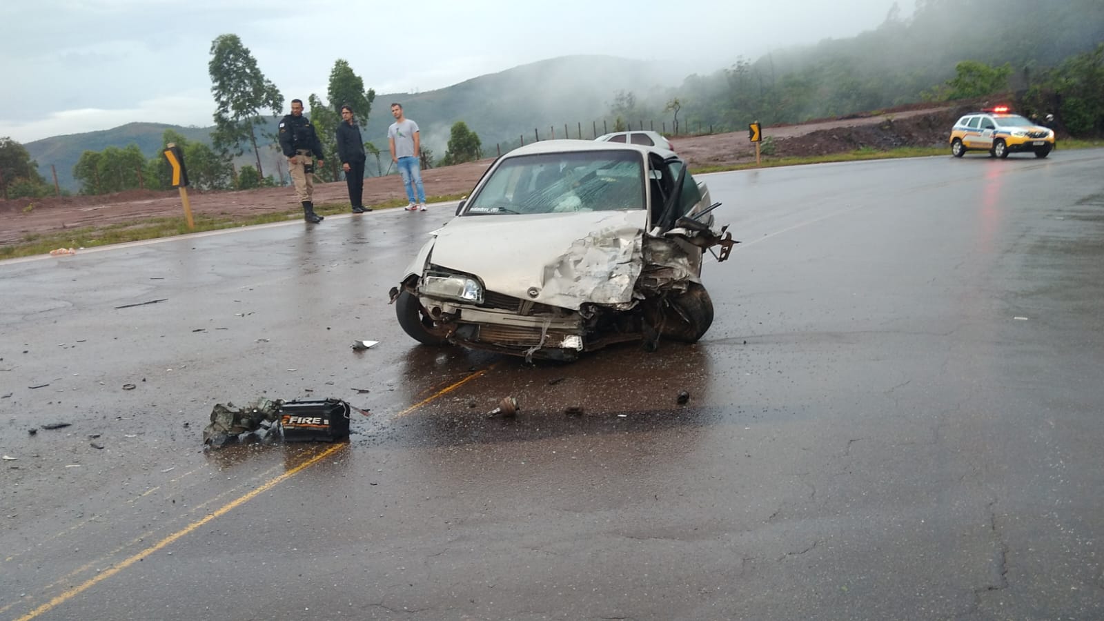 Seis feridos e pista escorregadia marcam acidente na BR-356, próximo a Itabirito. Foto momentos após o acidente.