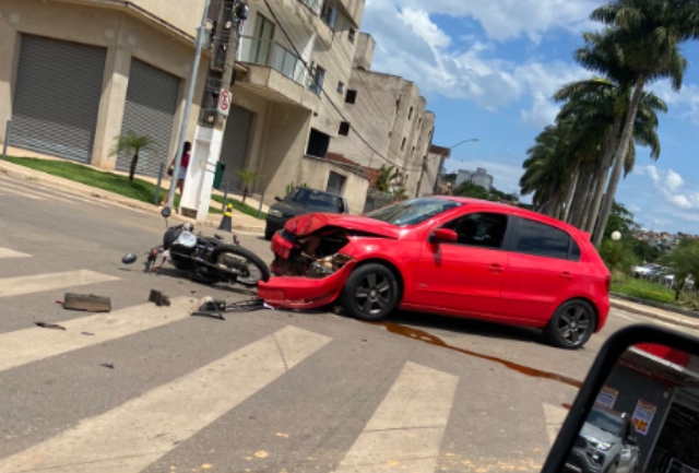 Motociclista sofre escoriações leves e é levado para a UPA após colidir com carro no bairro Lourdes. Foto momentos após o inceidente.