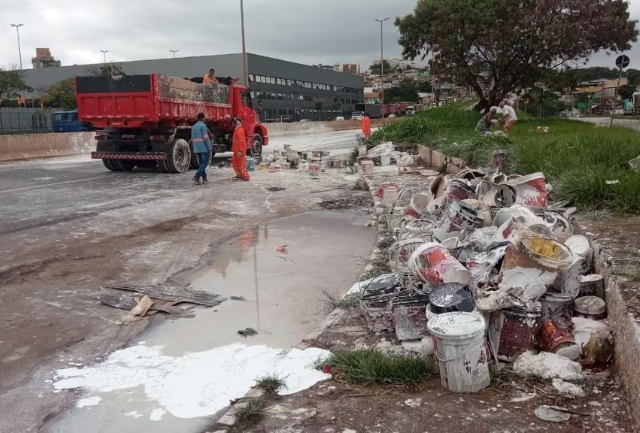 Motorista do caminhão que derrubou a carga estava com a habilitação vencida e o tacógrafo quebrado. Foto momentos após o acidente.