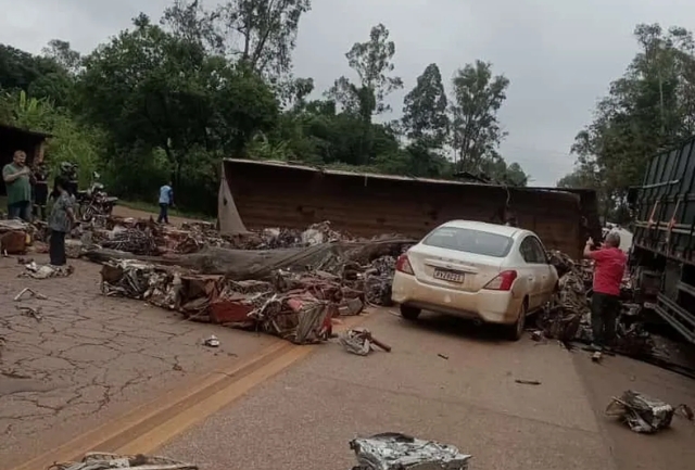 Duas pessoas ficam gravemente feridas e uma carreta tomba na rodovia. Outro acidente envolvendo motorista embriagado é registrado em Itabirito.