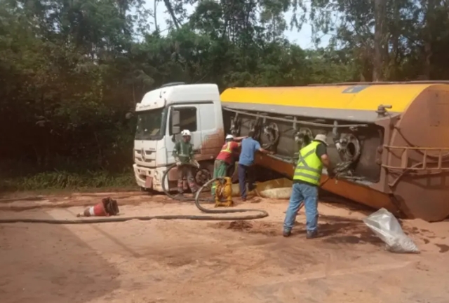 Veículo que transportava 15 mil litros de óleo diesel capotou na noite de terça-feira (31) entre Ouro Preto e Congonhas; não há registro de vítimas. Foto momentos após o acidente.
