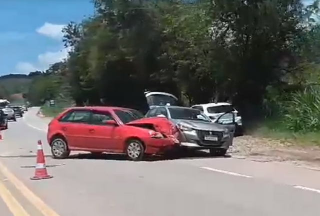 Colisões envolveram 2 veículos de passeios e não deixaram feridos graves. Foto momentos após o incidente.
