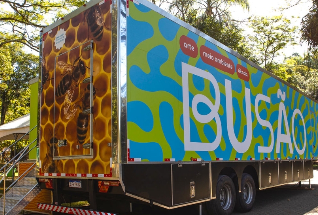 Projeto itinerante mostra o universo de fungos, bactérias e vírus de forma lúdica e gratuita. Foto ilustrativa do ônibus.