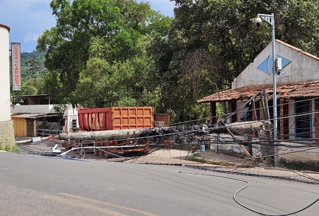 Acidente danificou dois postes e interrompeu os serviços de energia, telefonia e internet em vários bairros. Ninguém se feriu, mas houve prejuízos materiais. Trânsito ficou fechado na rua João Pinheiro. Foto momentos após o acidente.