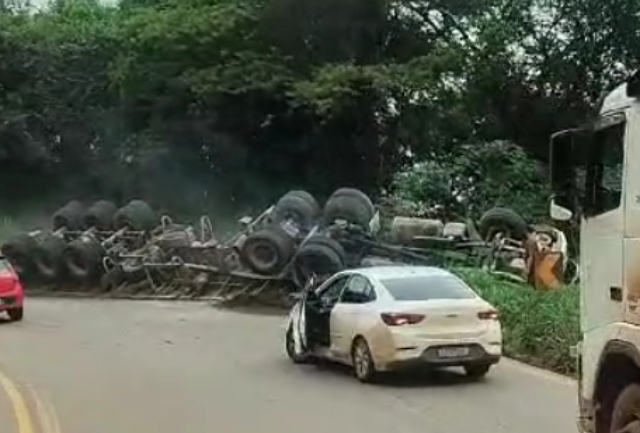 Acidente na BR-356 interrompe o trânsito e espalha carga de calcário pela pista. Foto momentos após o acidente.