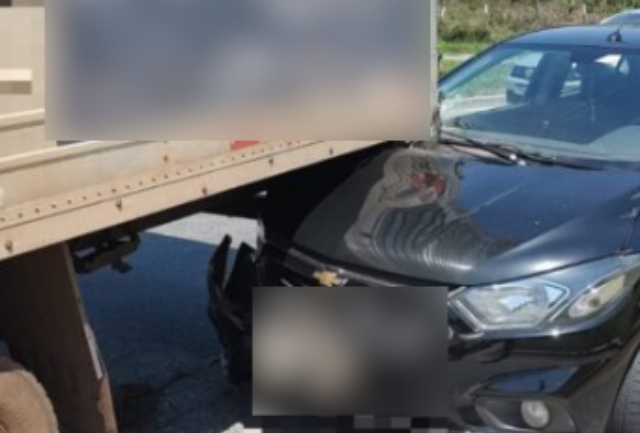 Acidente não deixou feridos e causou apenas danos materiais nos veículos. Foto momentos após o acidente.