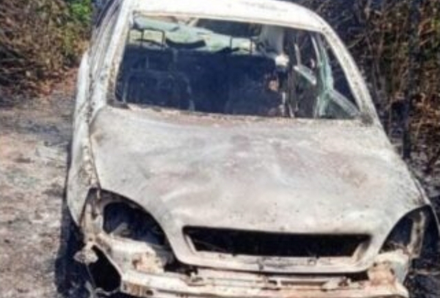 Polícia Militar suspeita de crime e procura pelo autor do incêndio. Perícia constata indícios de combustível no local. Foto de como ficou o carro após o incêndio.