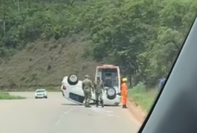 Veículo com placa de Recife perdeu o controle na BR-356 e não atingiu outros carros. Foto momentos após o acidente.
