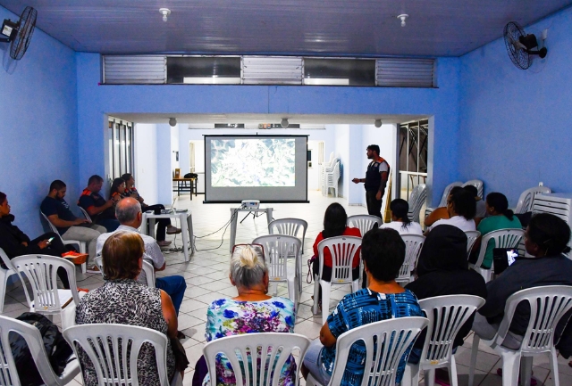 Reunião apresenta o Plano de Contingência Municipal, áreas de risco de inundação e sistema de alerta para a população. Foto do momento da reunião.