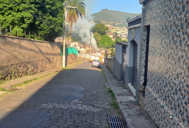Brigada e Bombeiros controlam as chamas que atingiram o depósito da Itatêxtil. Ninguém ficou ferido. Foto momentos após o incêndio.
