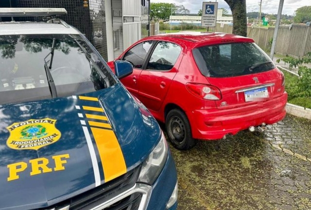 Polícia Rodoviária Federal recuperou o veículo que havia sido vendido em Camaquã; motorista não comprovou o pagamento.