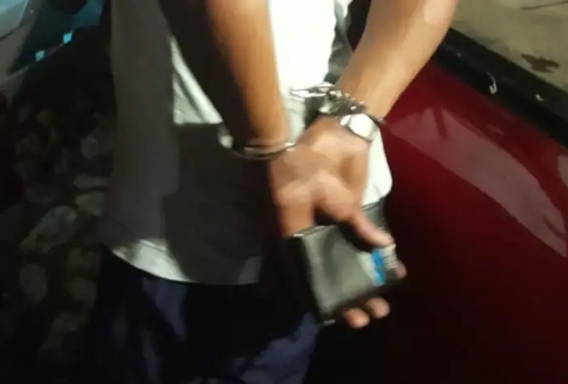 Condutor embriagado tentou fugir de abordagem e foi capturado com mandado de prisão por homicídio e receptação. Foto do momento da prisão do indivíduo.