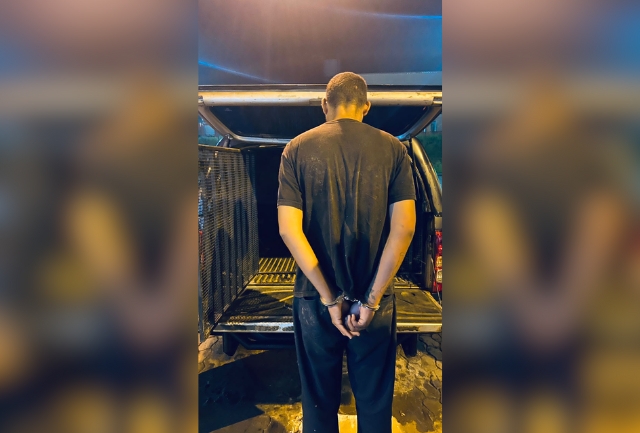 Guardas municipais encontraram o aparelho com o suspeito após denúncia de comerciante. Momento da prisão.