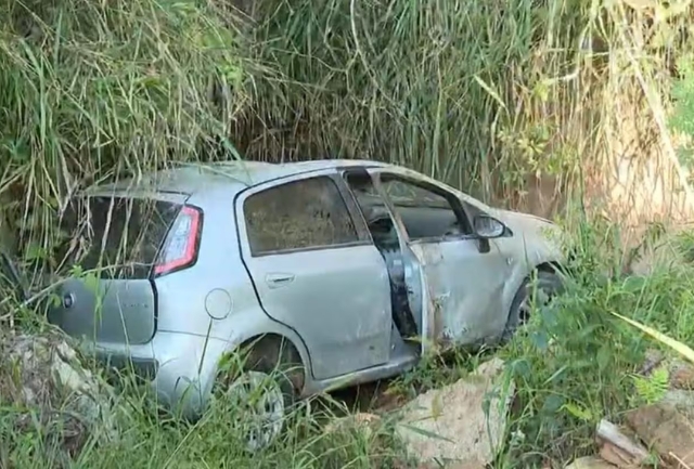 Vítima foi socorrida pelo Samu depois de desviar de outro veículo e perder o controle do Fiat Punto. Momentos após o acidente.