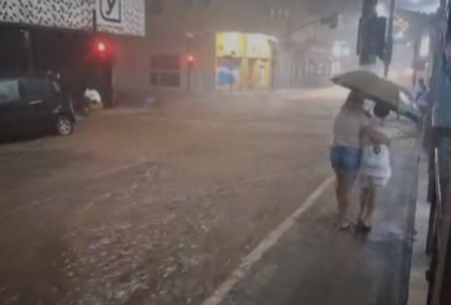 Apesar do nível natural do Rio Itabirito, a previsão de mais chuvas e tempestades intensas aumenta o risco de cabeças d’água nas cachoeiras. A Prefeitura e a Defesa Civil pedem cautela à população. Foto momentos após chuva intensa na cidade de Itabirito.