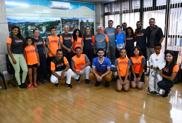 Prefeito sanciona lei que garante a oferta gratuita e permanente de modalidades esportivas para crianças e adolescentes. Foto dos de alguns atletas no momento da assinatura do prefeito.