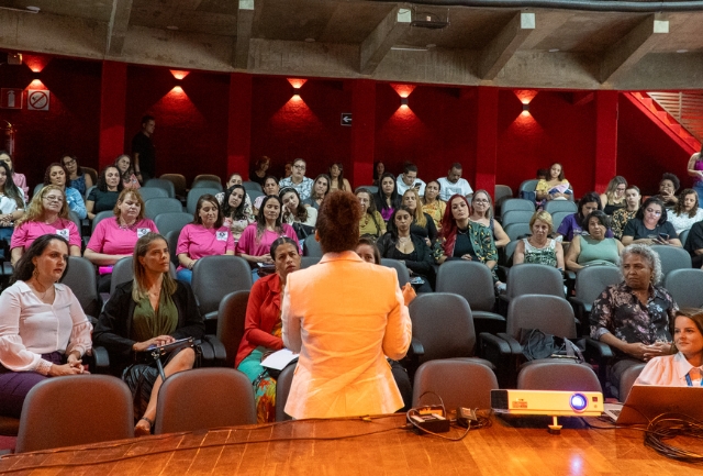 Iniciativa oferece consultorias, cursos e palestras gratuitas para mulheres que buscam autonomia financeira e visibilidade social. Foto do momento do evento.