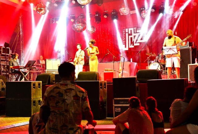 O evento, que vai até segunda-feira, celebra a cultura afro com shows, cortejos, encontro de congados e exposição de cantoras. Foto momentos do evento.