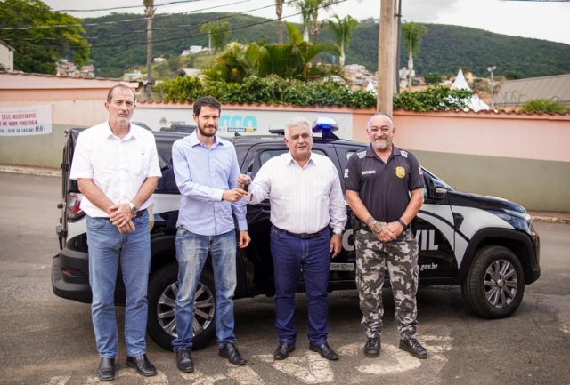 Prefeitura viabiliza veículo por meio de parceria com deputado federal. Entrega da viatura sendo feita.