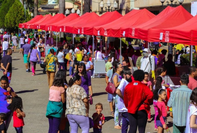 Evento promovido pela Coca-Cola FEMSA Brasil e parceiros oferecerá serviços de saúde, emissão de documentos, consultoria para empreendedores, oficinas de reciclagem e brinquedos, entre outras atividades gratuitas. Foto da última ação.