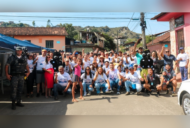 Prefeitura e comunidade se unem para eliminar focos do mosquito Aedes aegypti e prevenir a doença. Foto do multirão.