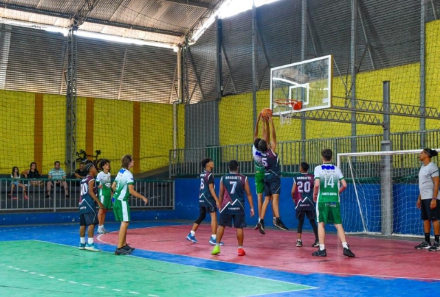 Mais de 80 atletas participaram da competição promovida pela Prefeitura de Itabirito no Ginásio Poliesportivo Pedro Cardoso. Foto do momento do jogo.
