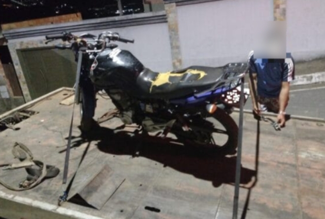 Condutor inabilitado tentou fugir da fiscalização, mas foi flagrado com veículo irregular e placa levantada. Foto da apreensão da moto.