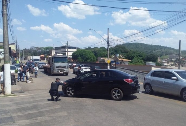 Vítima sofreu ferimentos na cabeça e foi socorrida pela Brigada Municipal; acidente impactou o trânsito na Avenida dos Inconfidentes. Foto momentos após o acidente.