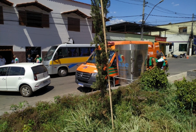 A vítima foi levada para a UPA com escoriações e corte no braço. Foto momentos após o acidente.