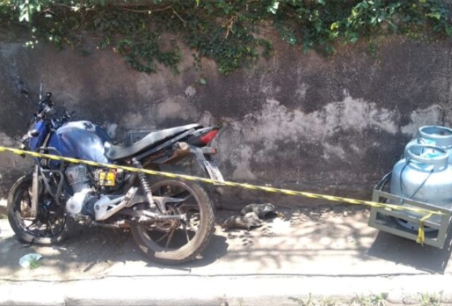 Vítima de 19 anos transportava botijões de gás e perdeu o controle da moto na Rua da Cariosa. Foto momentos após o acidente.