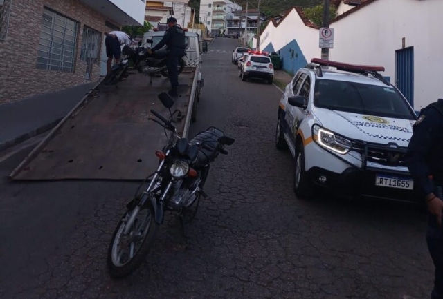 Operação conjunta da Guarda Civil Municipal e da Polícia Militar visa coibir manobras perigosas que colocam em risco a vida das pessoas na Vila Gonçalo. Foto do momento da operação.