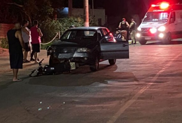 O acidente ocorreu na noite de sexta-feira, próximo ao União Sport Club. O condutor da moto foi socorrido pelo Samu e autuado pela PM. Foto momentos após o acidente.