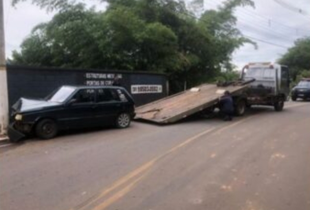 Veículo com IPVA atrasado é removido pela Guarda Civil Municipal. Foto momentos após a batida.